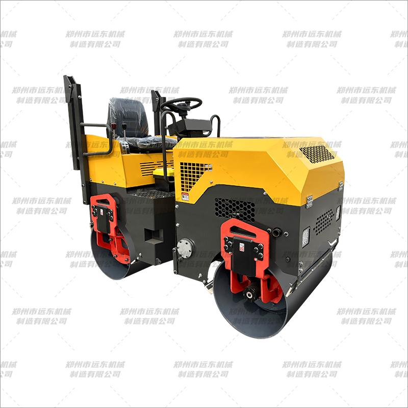 FVR900 座駕式壓路機(jī)(圖1) FVR900 座駕式壓路機(jī)(圖1)